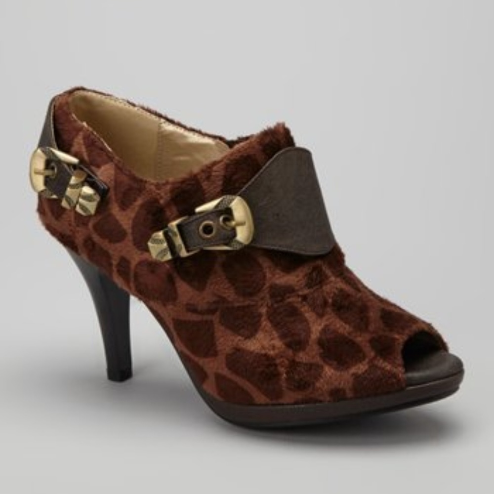 NWB, Women's size 10 Heels Bee Honey Animal Print